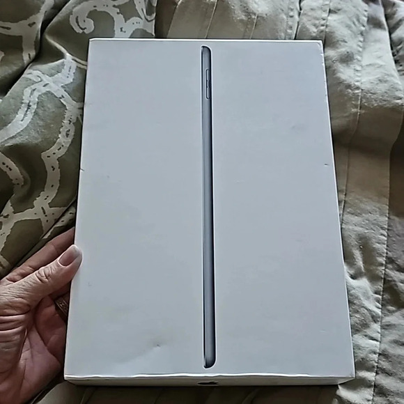 IPad 6th Gen 32gb - Picture 1 of 3
